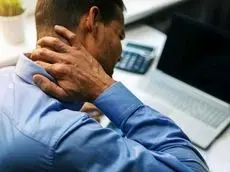 وقتی اضطراب خود را پنهان می‌کند؛ ۹ علامت عجیب که باید جدی بگیرید

