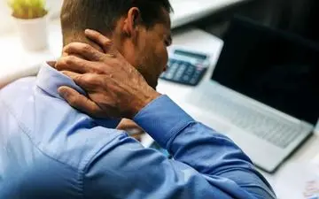 وقتی اضطراب خود را پنهان می‌کند؛ ۹ علامت عجیب که باید جدی بگیرید

