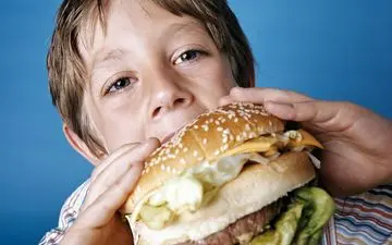  ۷ غذای ناسالم و مضر برای کودکان 