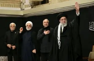 تصاویر ورود و حضور رهبر انقلاب در حسینیه امام خمینی(ره) در مراسم عزاداری شب عاشورای حسینی