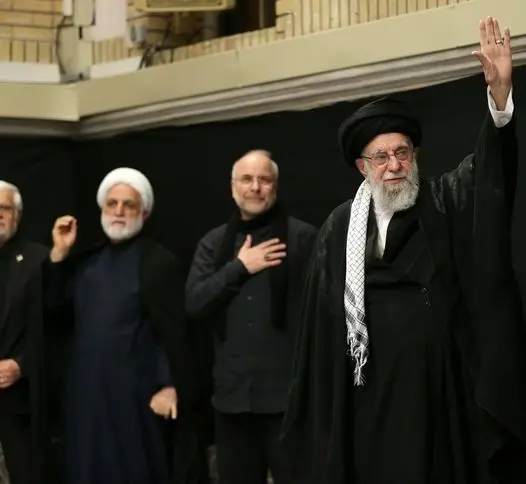 تصاویر ورود و حضور رهبر انقلاب در حسینیه امام خمینی(ره) در مراسم عزاداری شب عاشورای حسینی