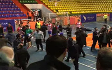 درگیری در لیگ برتر فوتسال، ۱۰ ثانیه پس از شروع بازی!