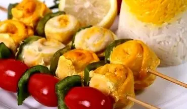 طرز تهیه رول کباب مرغ؛ غذای خوشمزه و رستورانی به روش تابه‌ای