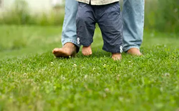 وسیله‌ای ساده برای کمک به راه رفتن بچه‌های کوچک + فیلم 