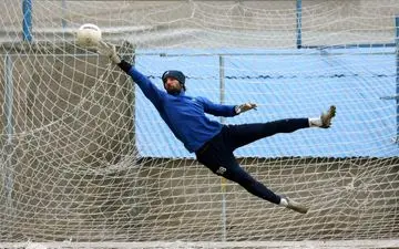 پزشکان مخالف حضور کاپیتان استقلال/حسینی دوست دارد باازی کند!