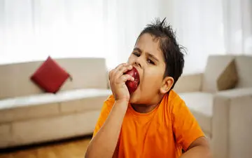 لزوم خوردن سیب برای کودکان چاق