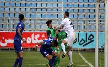 سلیمانی: داور یک پنالتی به سود استقلال نگرفت/ بازیکن ماشین‌سازی باید اخراج می شد