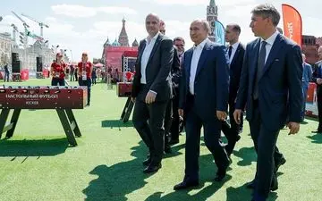 پا‌ به‌ توپ شدن پوتین و اینفانتینو با کت‌وشلوار در پارک فوتبال مسکو + عکس