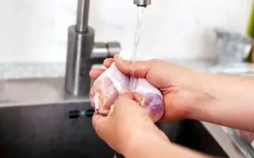 مرغ خام را بشویید دچار این بیماری می‌شوید