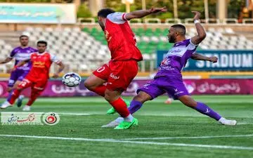 تصاویری دیدنی از جدال مهیج پرسپولیس تهران و هوادار