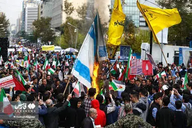 تظاهرات ۱۳ آبان: پرچم آمریکا و اسرائیل به آتش کشیده شد + تصاویر