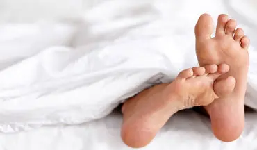 چرا وقتی می خوابیم پاها را به هم می مالیم؟ / سندرم پای بی قرار چیست؟