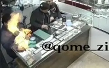  لحظه انفجار موبایل در یک طلافروشی در قم