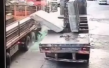 کشته شدن یک مرد زیر بار شیشه + فیلم