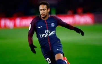 امری: کسی مانع تفریحات خارج از فوتبال، نیمار نمی شود