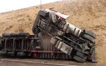 واژگونی هولناک تریلی حامل گاز؛ آتش‌سوزی و مصدومیت چندین نفر+فیلم
