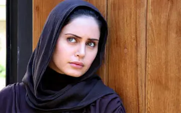 عکس|سوپراستاری که عاشق پوشیدن مانتو های خاص است!