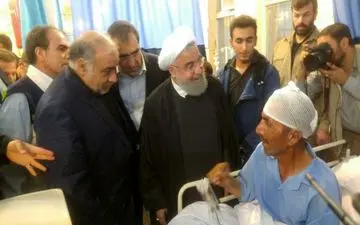 دکتر روحانی از مصدومان زلزله عیادت کرد/ تاکید رییس جمهور بر تسریع در روند درمان حادثه دیدگان