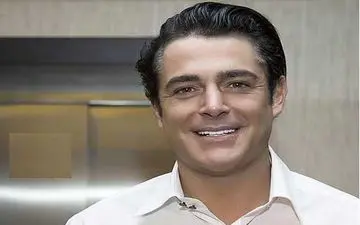 تیپ جالب محمد رضا گلزار در اکران فیلم آینه بغل + فیلم