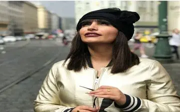 پوشش و حجاب نامتعارف صحرا فتحی در شهر زیبای پراگ