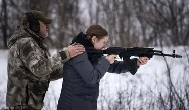 آموزش استفاده از اسلحه به یک زن اوکراینی + عکس