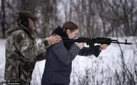 آموزش استفاده از اسلحه به یک زن اوکراینی + عکس
