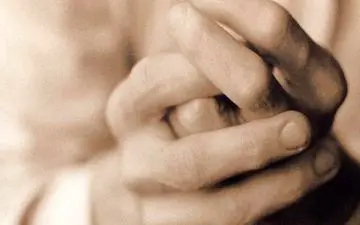 شکستن قولنج انگشت به مرور باعث ایجاد آرتروز می‌شود؟