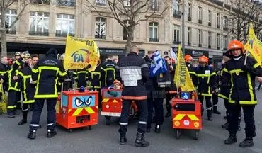 اعتراض آتش نشانان فرانسه و در گیری با پلیس+فیلم