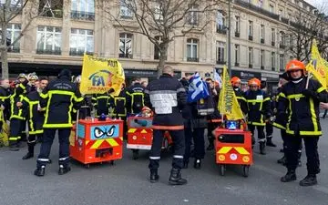 اعتراض آتش نشانان فرانسه و در گیری با پلیس+فیلم