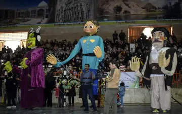 شادپیمایی عروسک‌ها در سالن امام خمینی‌(ره) کرمانشاه به روایت تصویر