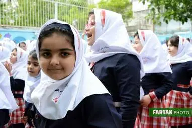 پاسداشت روزمعلم در دبستان غیر انتفاعی مفید و تجلیل از دانش‌آموزان برتر  ناحیه سه کرمانشاه 