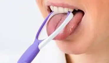 پاک کردن زبان؛ یکی از راه های درمان بوی بد دهان