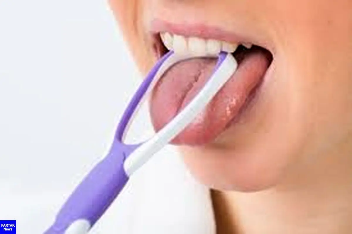 پاک کردن زبان؛ یکی از راه های درمان بوی بد دهان