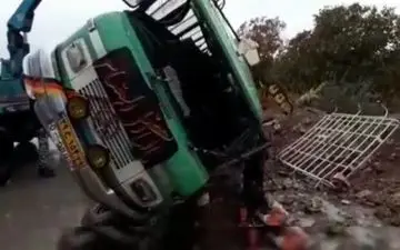 حادثه در جاده ساری – دودانگه؛ ۸ نفر در انحراف مینی‌بوس مصدوم شدند