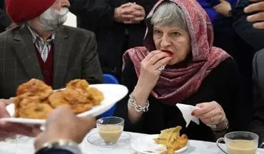  خانم نخست وزیر در حال خوردن سمبوسه 