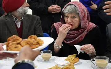  خانم نخست وزیر در حال خوردن سمبوسه 