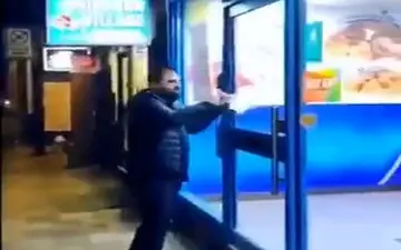 فیلم/ برخورد جالب یک فرد انگلیسی با مغازه هایی که قانون قرنطینه را نقض می‌کنند!