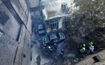 ٣ دستگاه خودرو و یک موتورسیکلت در حریق منزل مسکونی در مشهد سوخت