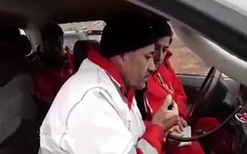 برقراری ارتباط بیسیم با امدادگر حاضر در محل لاشه هواپیمای آسمان + فیلم