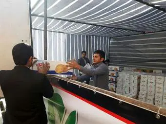 بازدید میدانی مدیرعامل بانک قرض الحسنه مهر ایران و  توزیع  اقلام مورد نیاز در بین مردم سرپل ذهاب +تصاویر