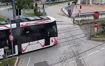 تصادف مرگبار یک زن با تراموا حین صحبت با موبایل + فیلم