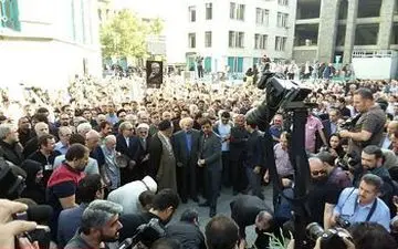 چه کسی بر پیکر ابراهیم یزدی نماز خواند؟ + عکس