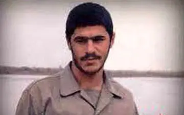 غواصی که برای آب نامه می‌نوشت