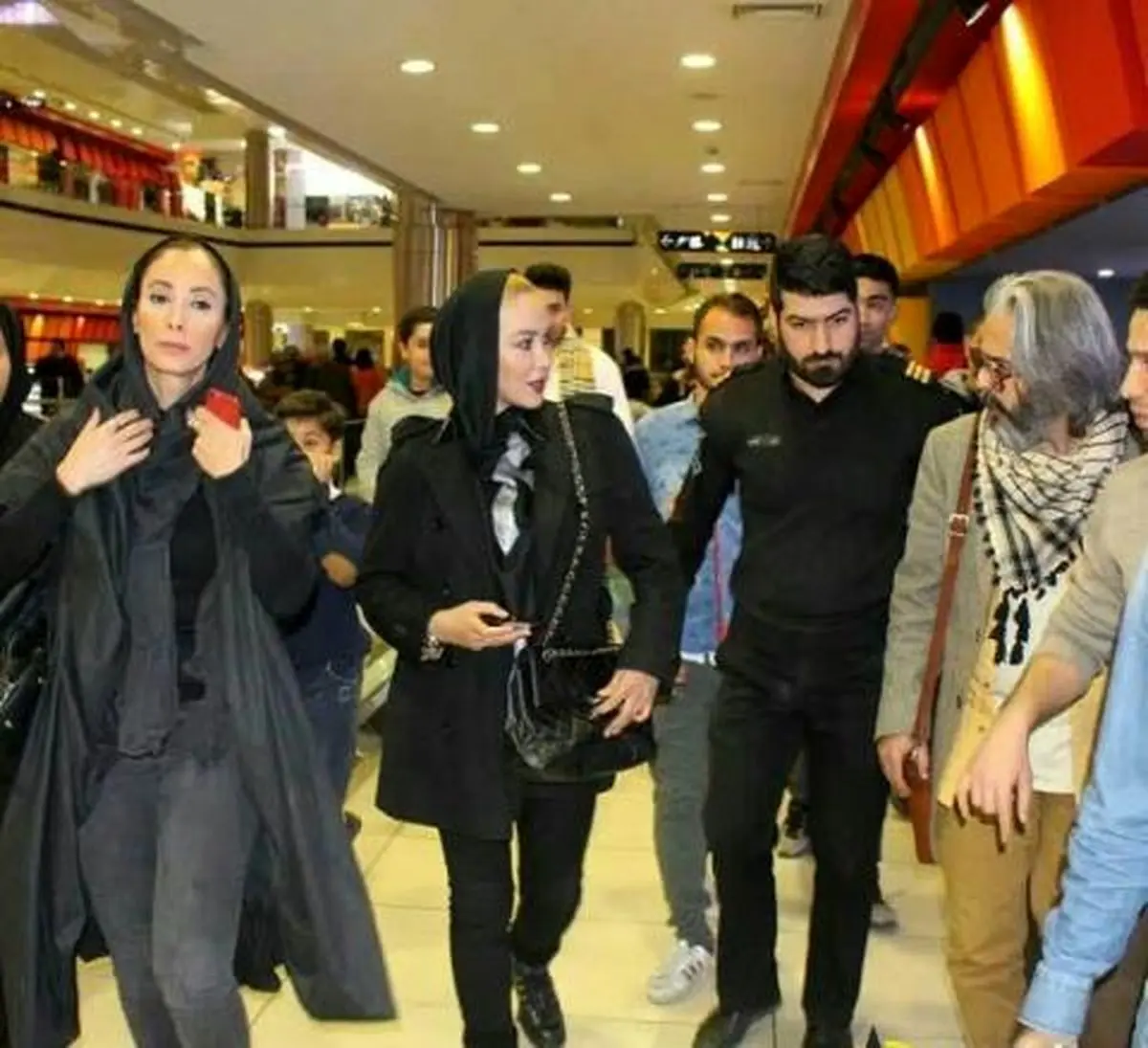 هجوم هواداران به "آنا نعمتی" و "سحر زکریا" در حال خرید در یک پاساژ + عکس