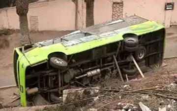 لحظه چپ کردن هولناک اتوبوس گردشگران خارجی در جاده + فیلم