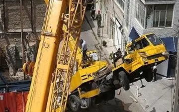 لحظه سقوط جرثقیل‌های غول پیکر + فیلم