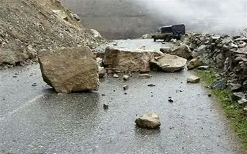 خطر ریزش سنگ و سقوط بهمن در جاده‌های شمال 