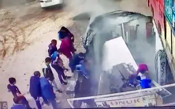 ریزش وحشتناک زمین و بلعیدن دو زن میانسال + فیلم 