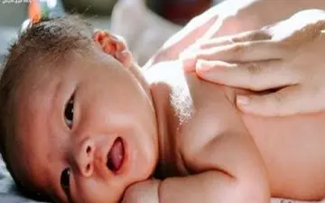 از فواید ماساژ دادن نوزاد چه می دانید؟

