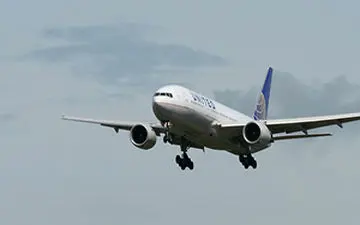 تیک آف هواپیمای مسافربری غول پیکر در هوای مه آلود + فیلم